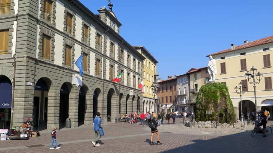Photo 40, Piazza Giuseppe Garibaldi, 25049 Iseo, Italy (October 2018) Photo 8, Photos taken in Parrocchia S. Francesco in Acqui Terme, Italy May 2022