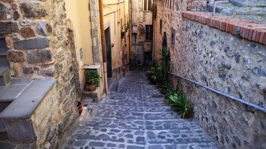 Photo 71, Passaggio da Piazza Monaldeschi a Piazza S. Rocco, 01023 Bolsena, Italy (September 2019)